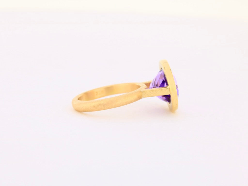 Ring aus 18kt Gelbgold mit ovalem Amethyst