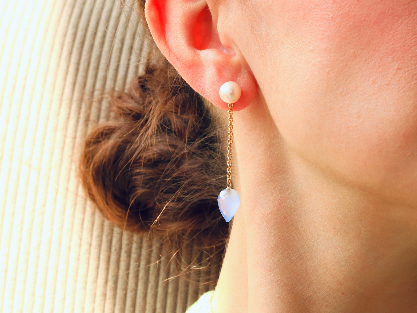 Ohrhänger aus 18kt Gelbgold mit Süßwasserperlen und Chalcedon