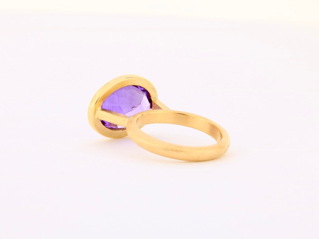 Ring aus 18kt Gelbgold mit ovalem Amethyst
