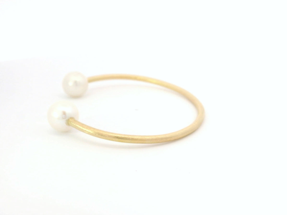 Armspange aus 18kt Gelbgold mit zwei Süßwasserperlen