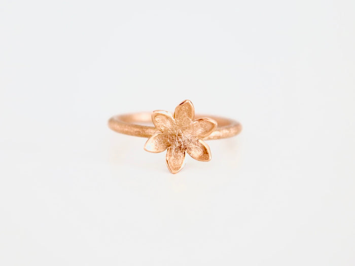 Ring aus 18kt Gelbgold im Seerosendesign