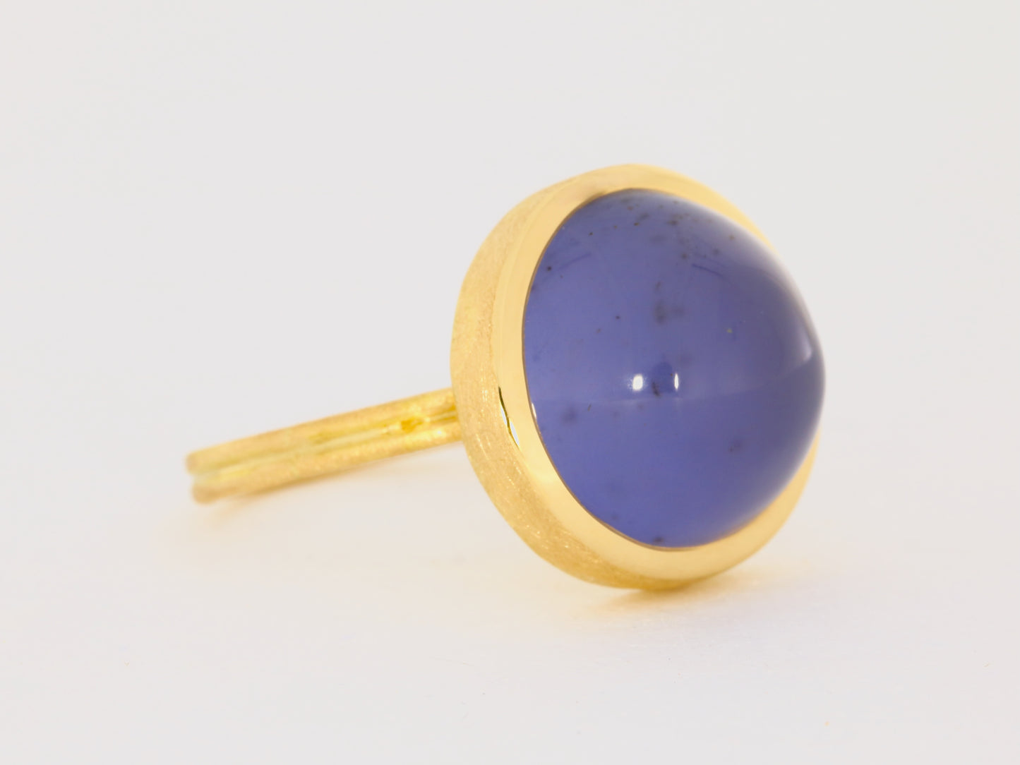 Ring aus 18kt Gelbgold mit einem Chalcedon Cabochon (rund)