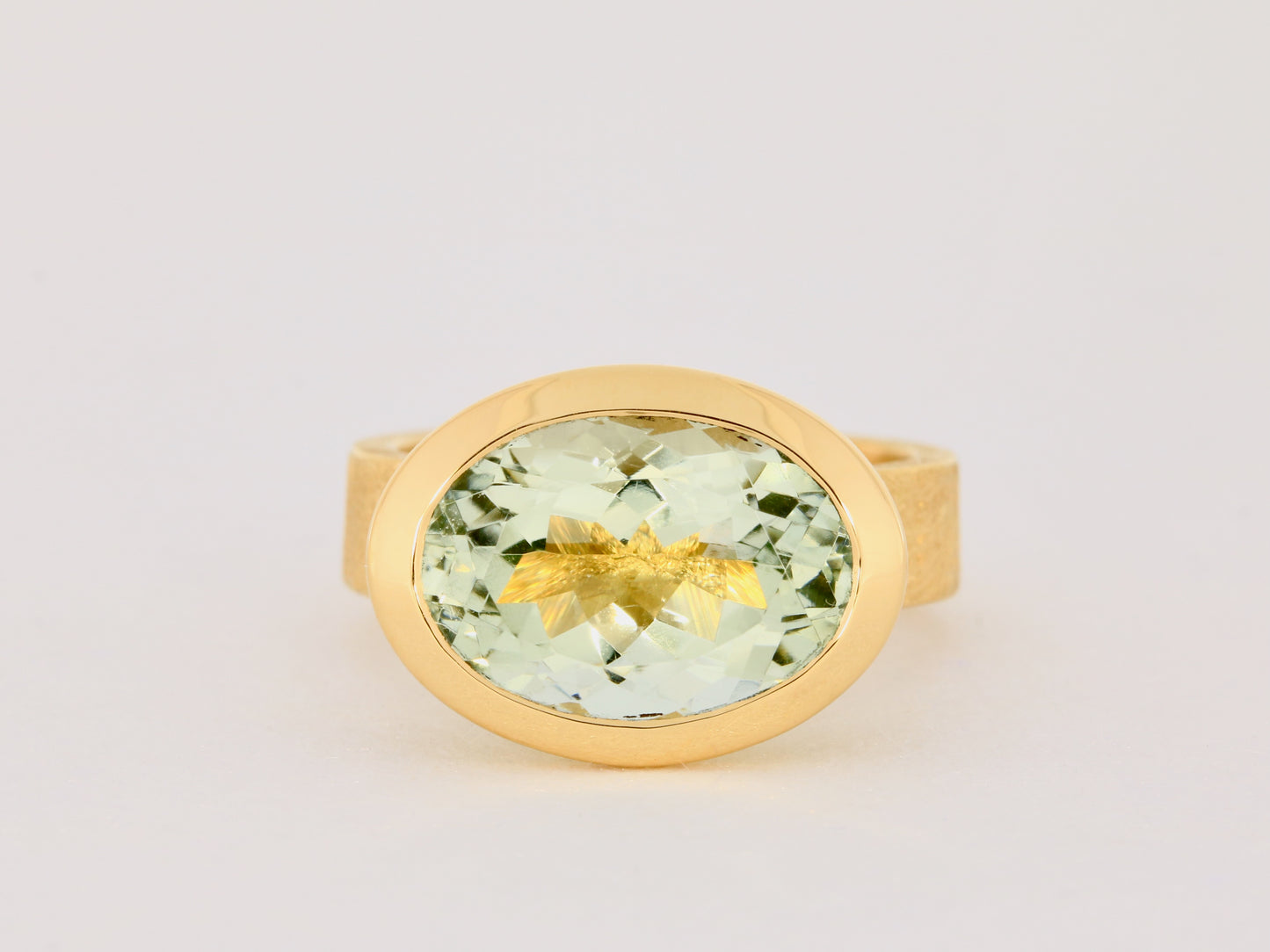 Ring aus 18kt Gelbgold mit einem oval-facettierten Prasiolit