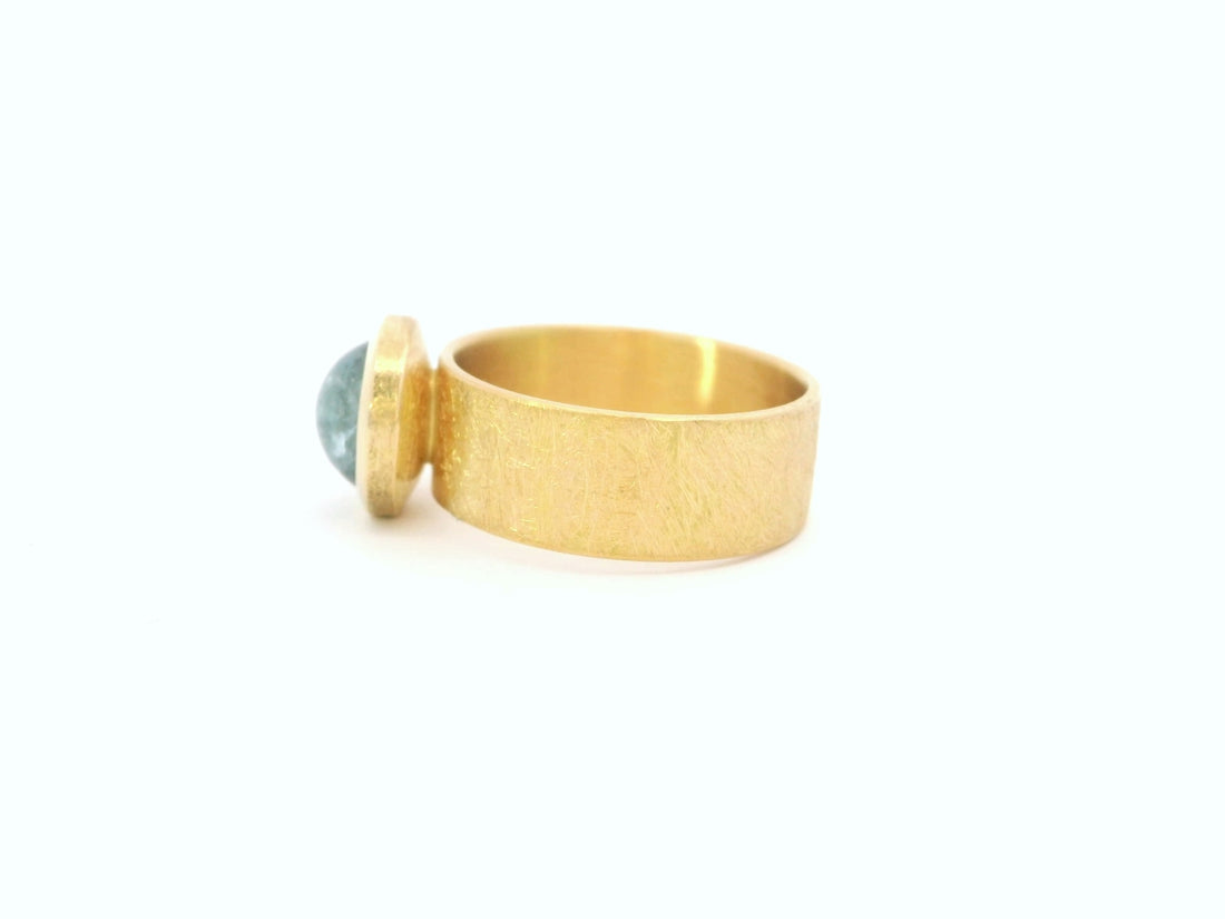 Ring aus 18kt Gelbgold mit Aquamarin-Cabochon