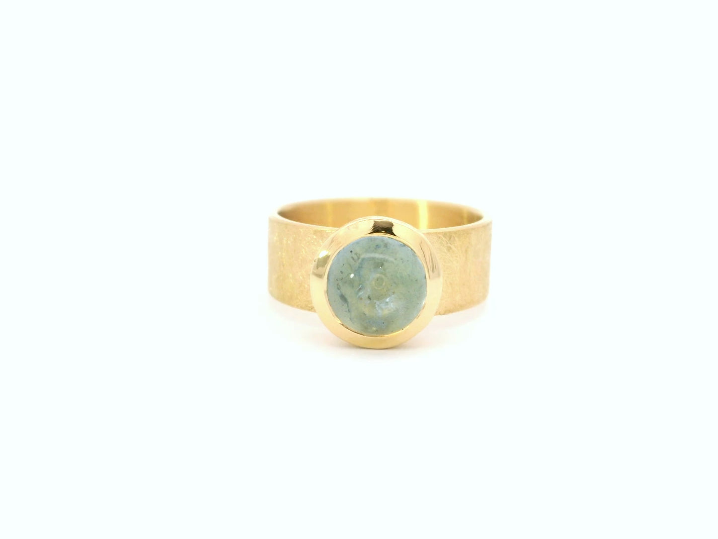 Ring aus 18kt Gelbgold mit Aquamarin-Cabochon