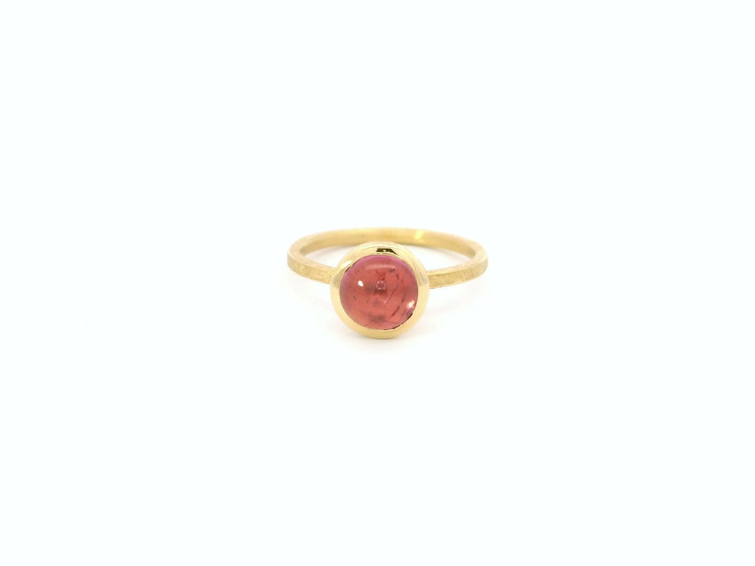 Ring aus 18kt Gelbgold mit pinkfarbenem Turmalin-Cabochon