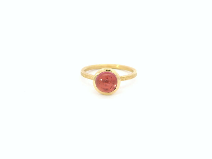 Ring aus 18kt Gelbgold mit pinkfarbenem Turmalin-Cabochon