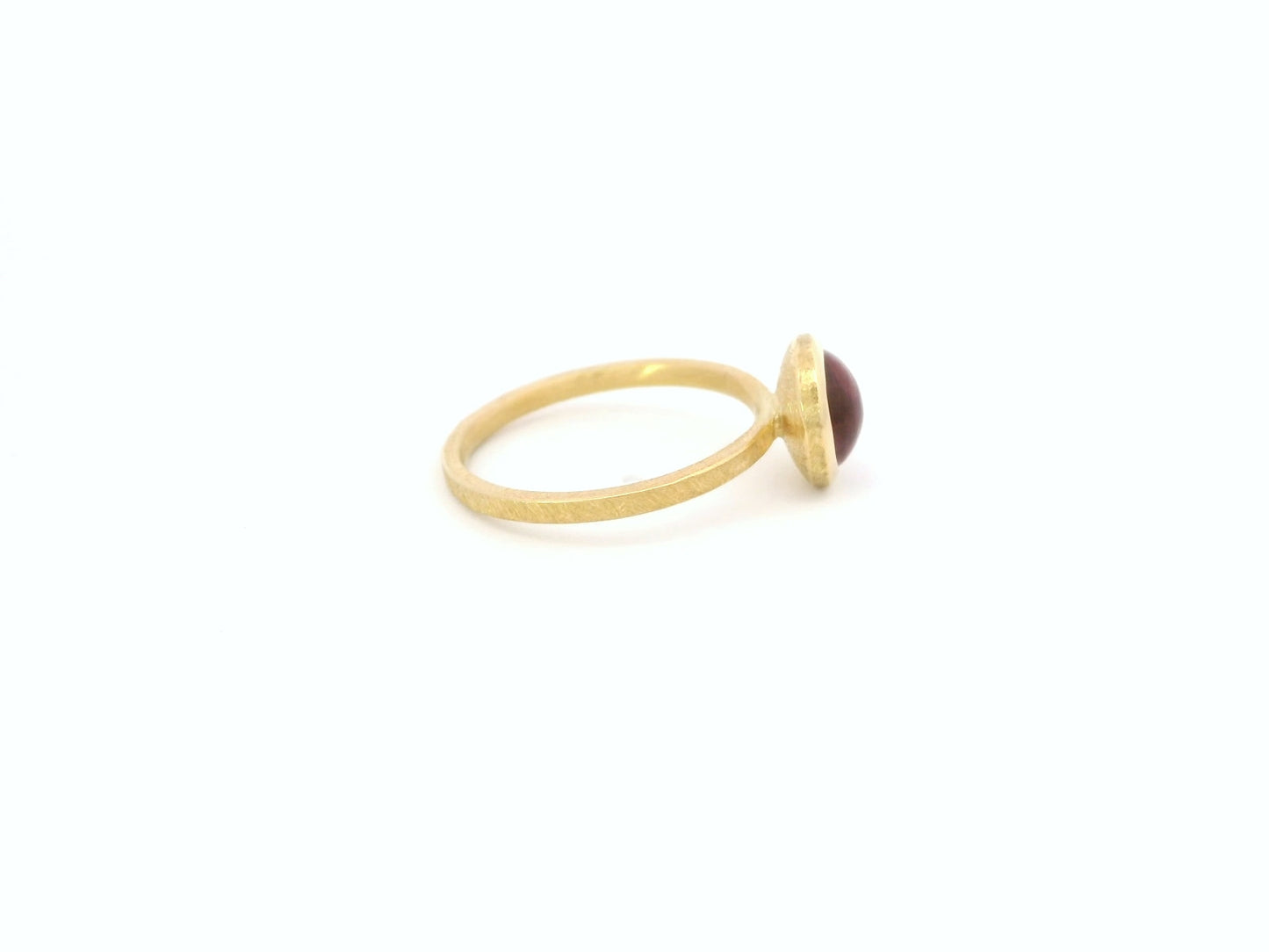 Ring aus 18kt Gelbgold mit pinkfarbenem Turmalin-Cabochon
