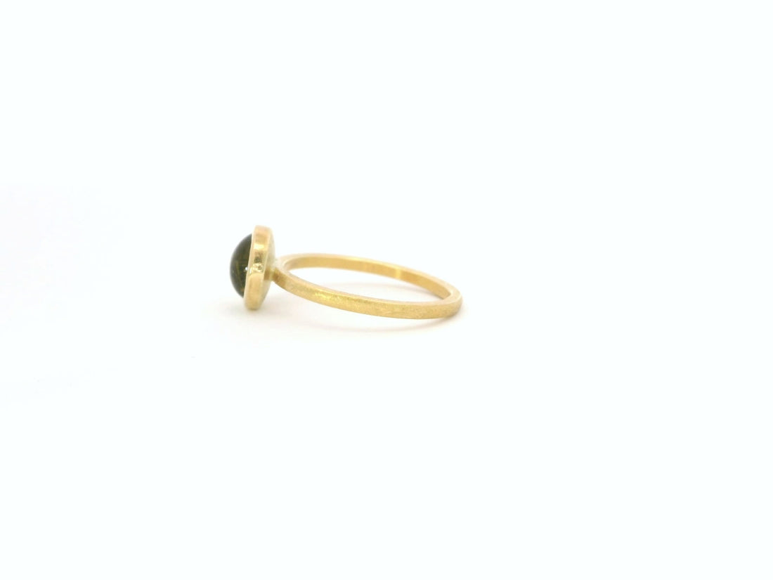 Ring aus 18kt Gelbgold mit gelbem Turmalin-Cabochon