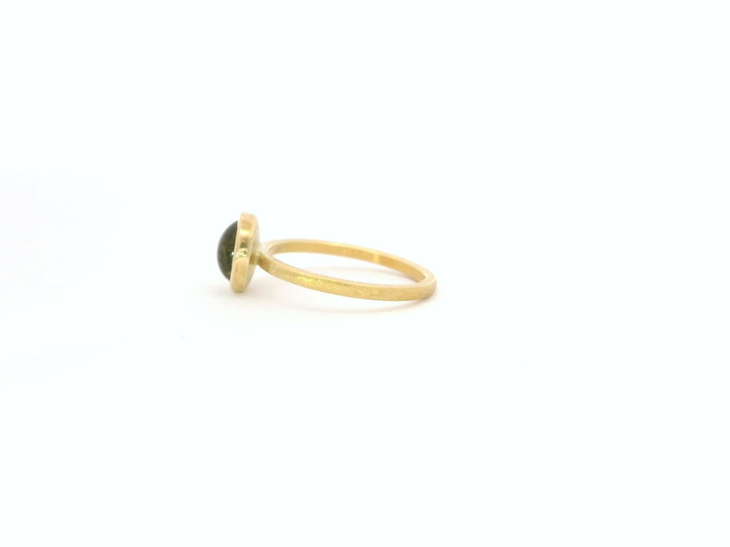 Ring aus 18kt Gelbgold mit gelbem Turmalin-Cabochon