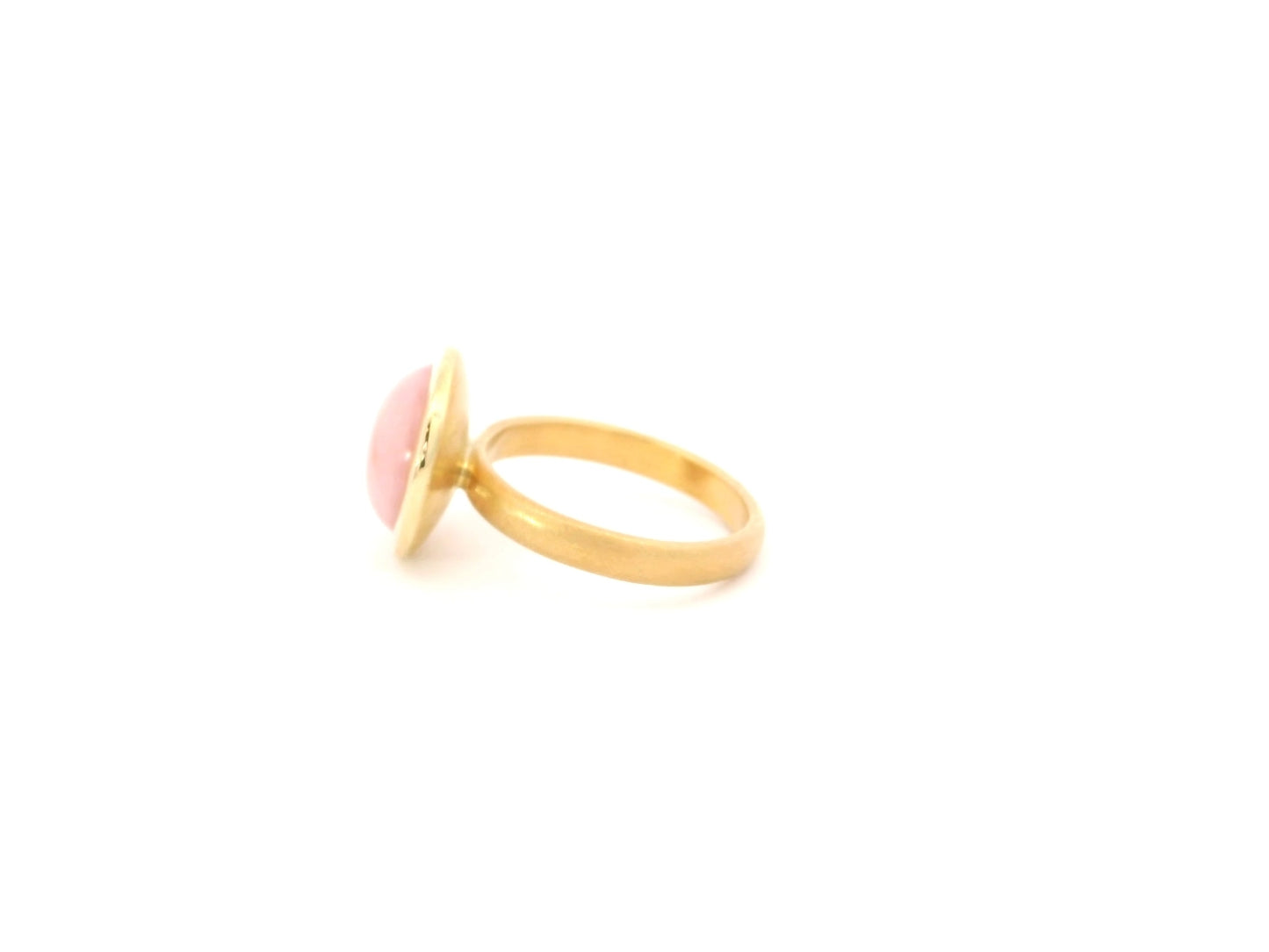 Ring aus 18kt Gelbgold mit einem runden Pinkopal Cabochon