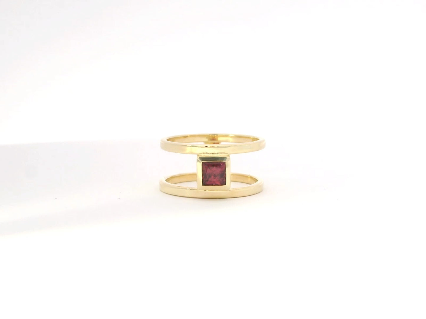 Ring „Dualité“ – 18kt Gelbgold mit Granat