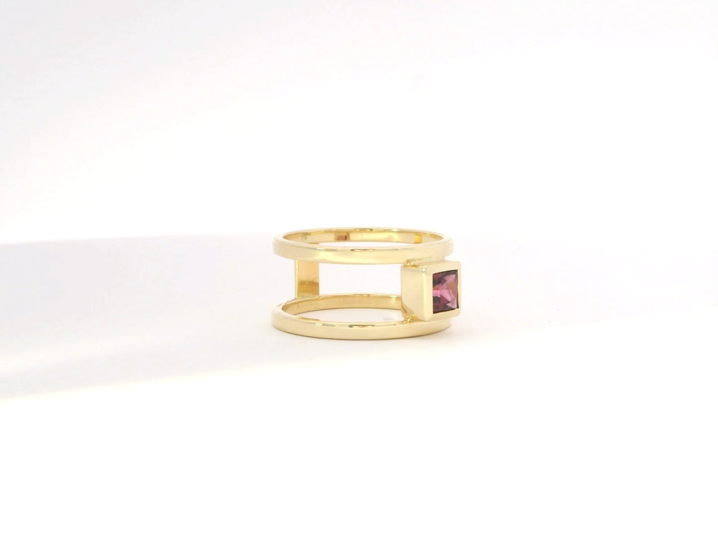 Ring „Dualité“ – 18kt Gelbgold mit Granat