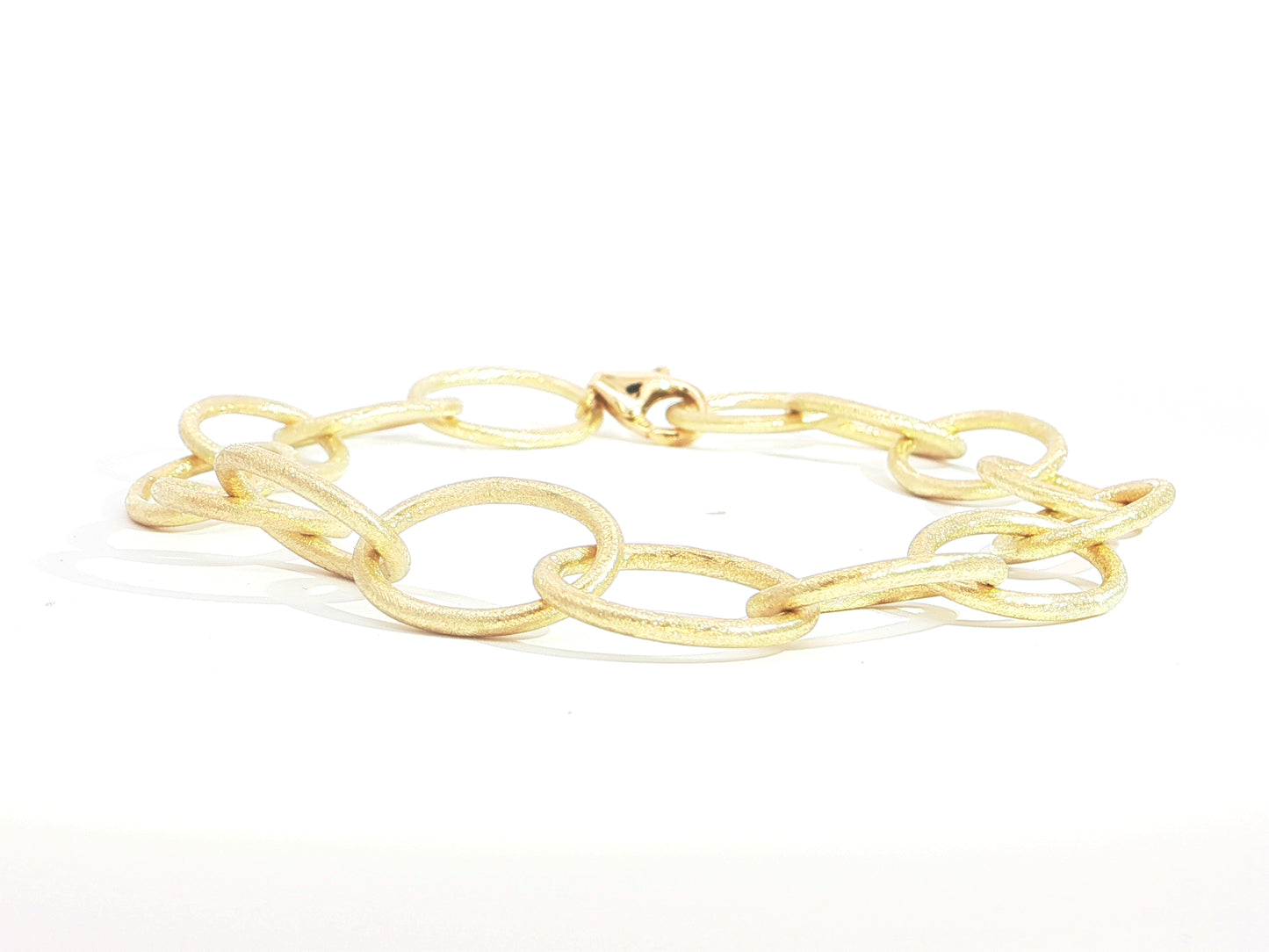 Massives Ösenarmband aus 18kt Gelbgold – eismatt