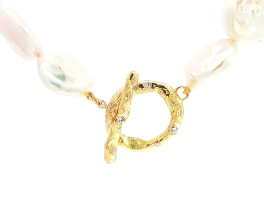 Keshi-Perlenkette mit Designverschluss aus 18kt Gelbgold und Brillanten – organisches Unikat