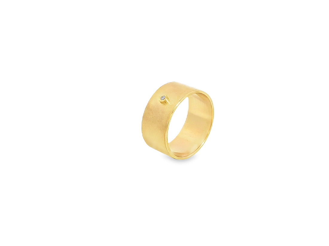 Breiter Goldring aus 18kt Gelbgold mit Brillant