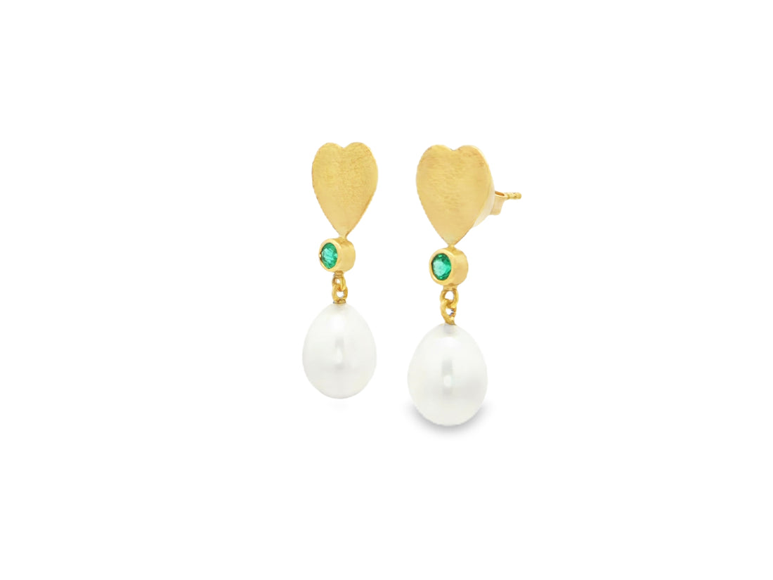 „Émeraude Cœur d’Or“ – Ohrstecker aus 18kt Gelbgold mit Smaragd & Süßwasserperle
