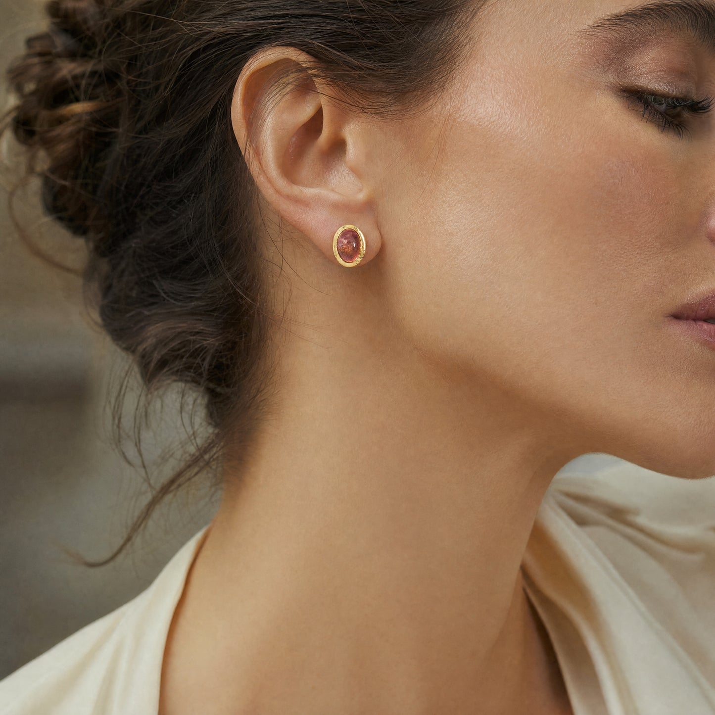 Rosa Turmalin-Cabochon Ohrstecker – 18kt Gelbgold