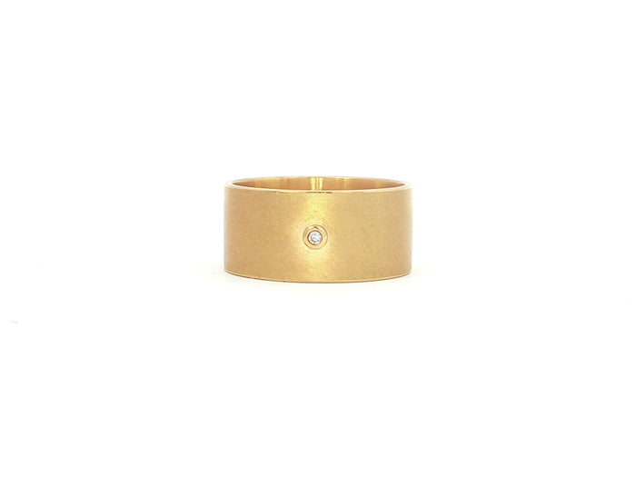 Breiter Bandring – 18kt Gelbgold, seidenmatt, mit Brillant