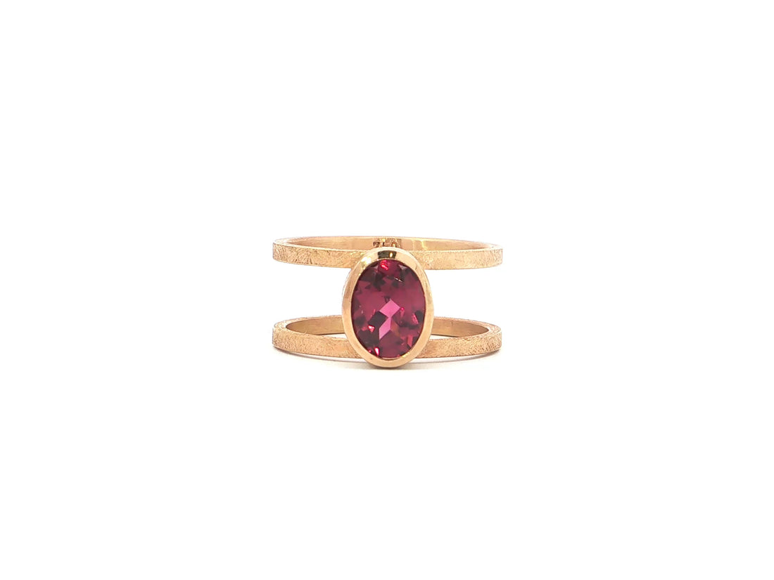 Ring „Dualité“ – 18kt Roségold mit ovalem Rhodolith