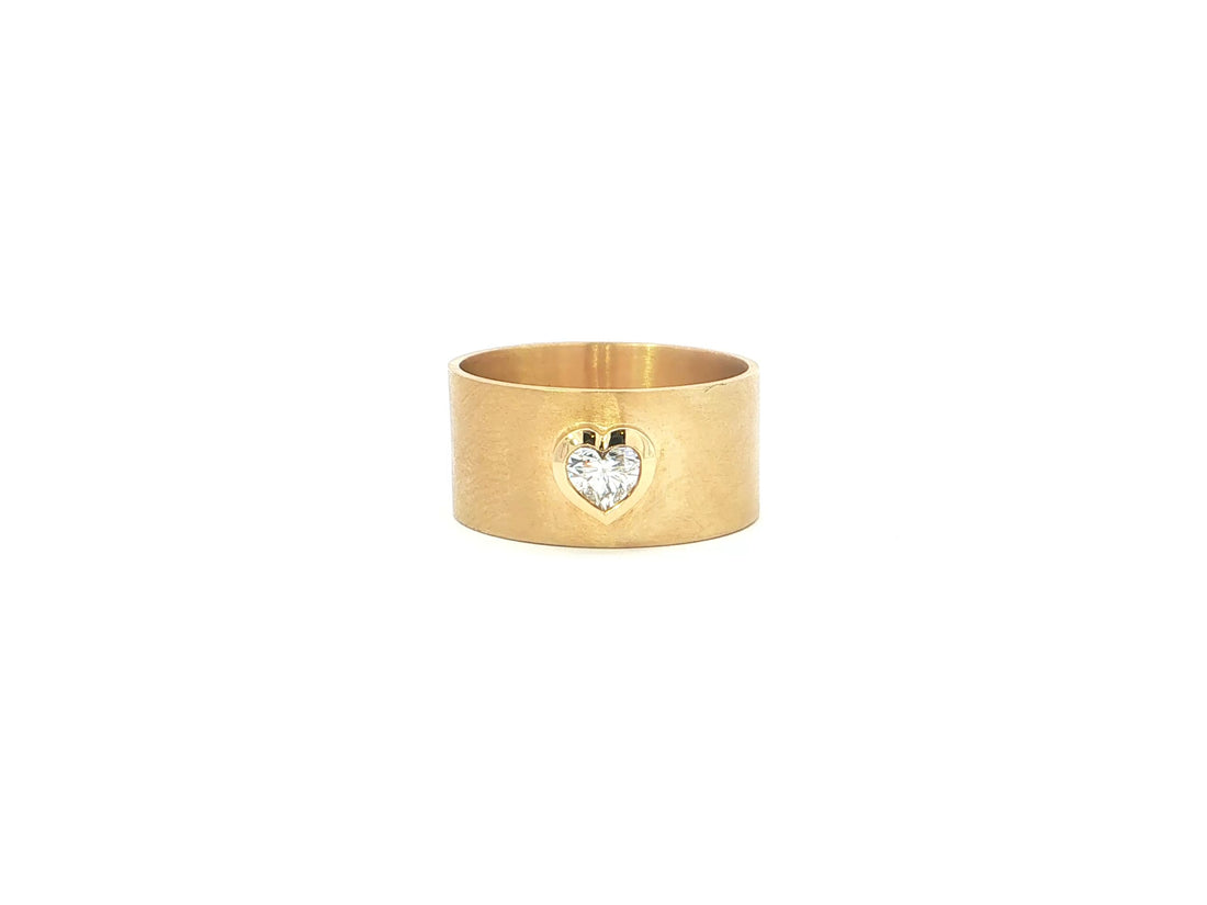 Breiter Bandring mit Herz-Diamant 0,50 ct – 18kt Gelbgold, mattiert
