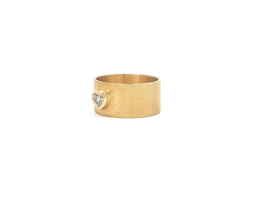 Breiter Bandring mit Herz-Diamant 0,50 ct – 18kt Gelbgold, mattiert