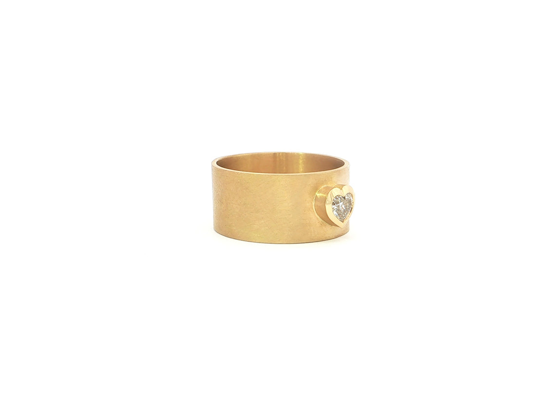Breiter Bandring mit Herz-Diamant 0,50 ct – 18kt Gelbgold, mattiert