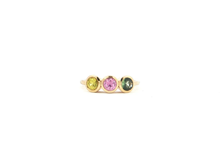 Ring „Trilogie“ – 18kt Gelbgold mit drei Saphiren