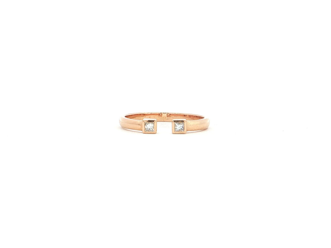 Offener Bandring – 18kt Roségold mit zwei Princess-Diamanten