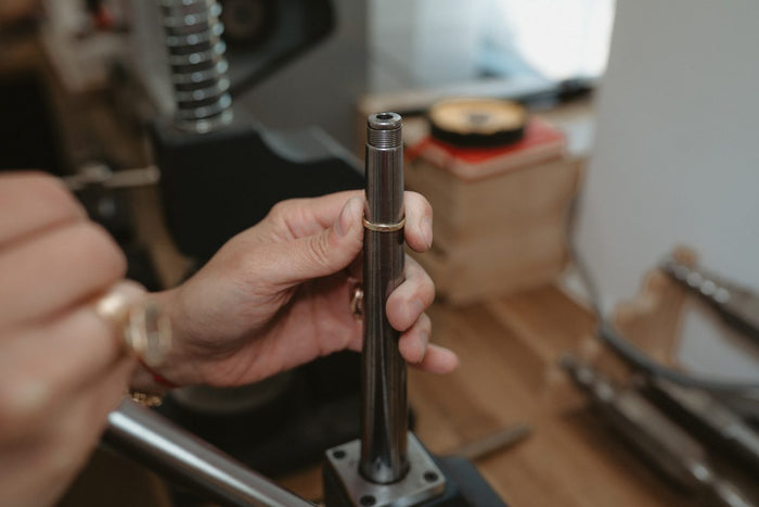 Goldring wird im Atelier begutachtet — Altgold und Erbstücke