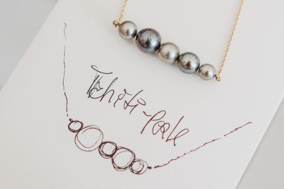 Skizzenbuch mit Schmuckentwürfen im Atelier