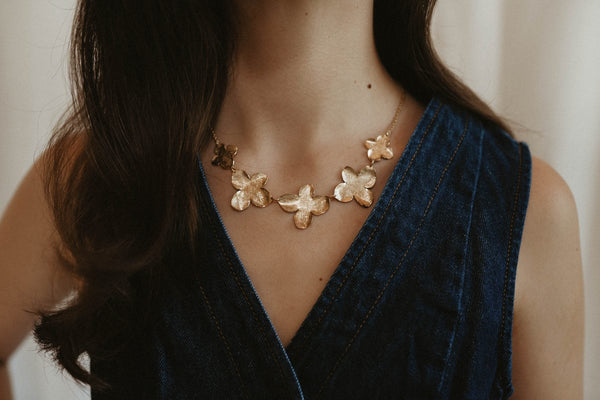 Handgefertigtes Goldcollier mit Blütenelementen von Teresa Staub Jewelry