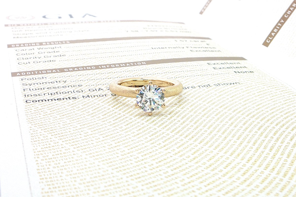 Verlobungsring mit natürlichem Diamant auf einem GIA-Zertifikat — Nachweis von Farbe, Reinheit und Schliff