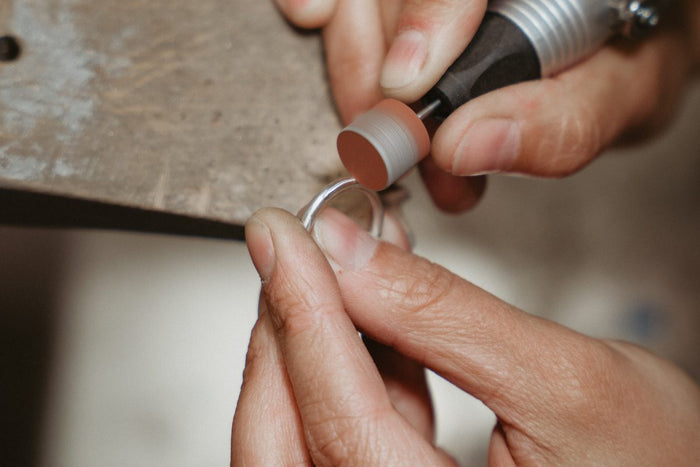 Feinarbeit am Ring in der Goldschmiedewerkstatt