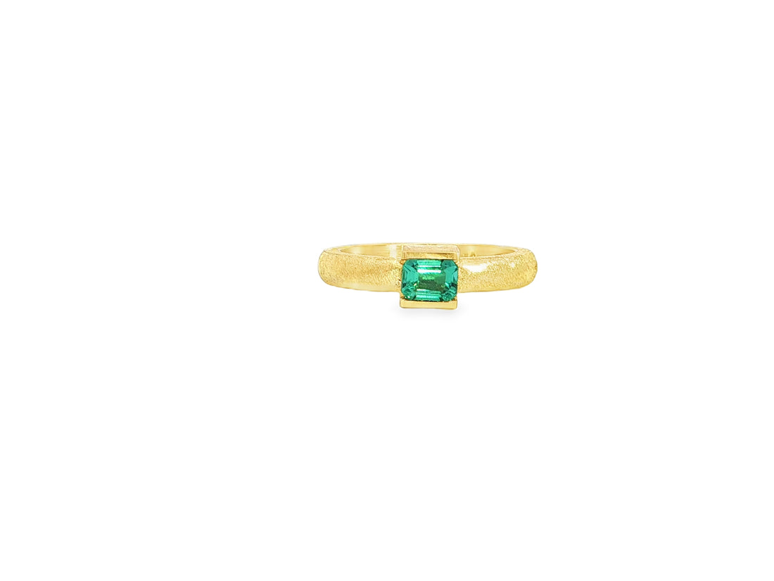 Smaragd-Ring in 18kt Gelbgold – Eismatt, poliert kombiniert