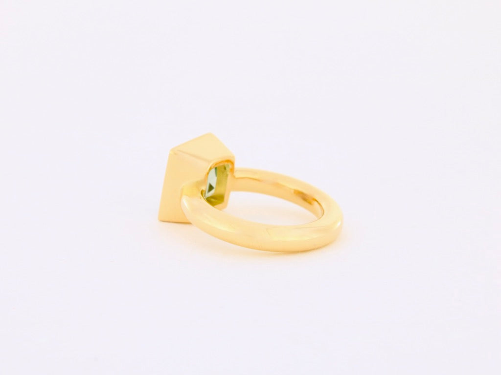 Ring in 18kt Gelbgold mit Prasiolith im Carréschliff