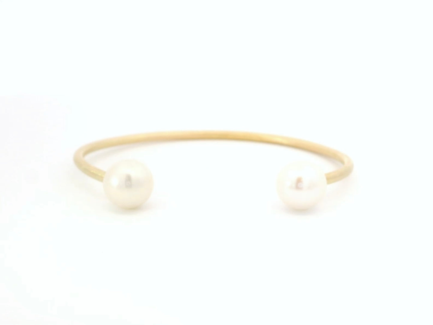 Armspange aus 18kt Gelbgold mit zwei Süßwasserperlen