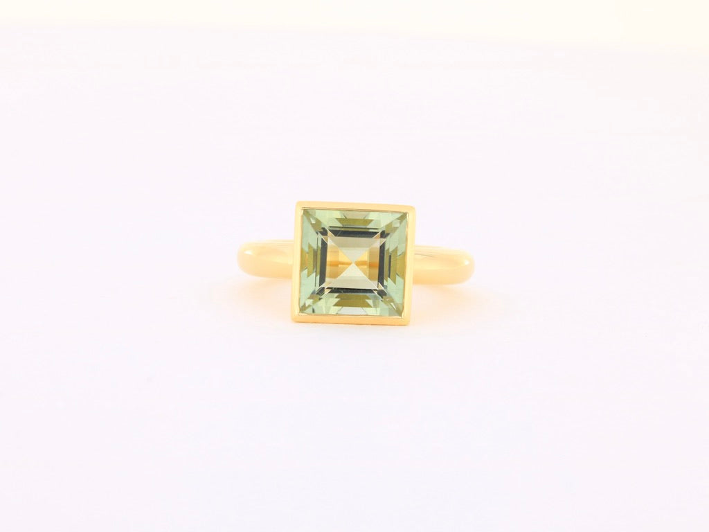 Ring in 18kt Gelbgold mit Prasiolith im Carréschliff