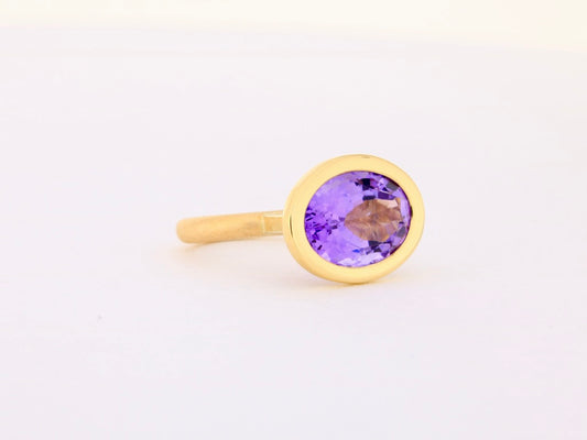 Ring aus 18kt Gelbgold mit ovalem Amethyst