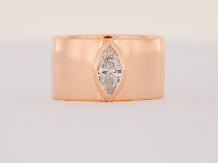 Ring aus 18kt Rotgold mit einem 0,76ct Diamant in Navetteschliff