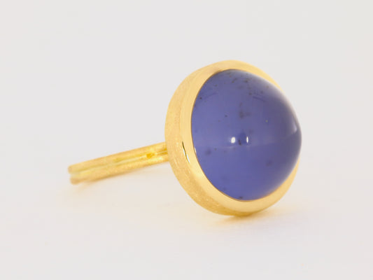 Ring aus 18kt Gelbgold mit einem Chalcedon Cabochon (rund)