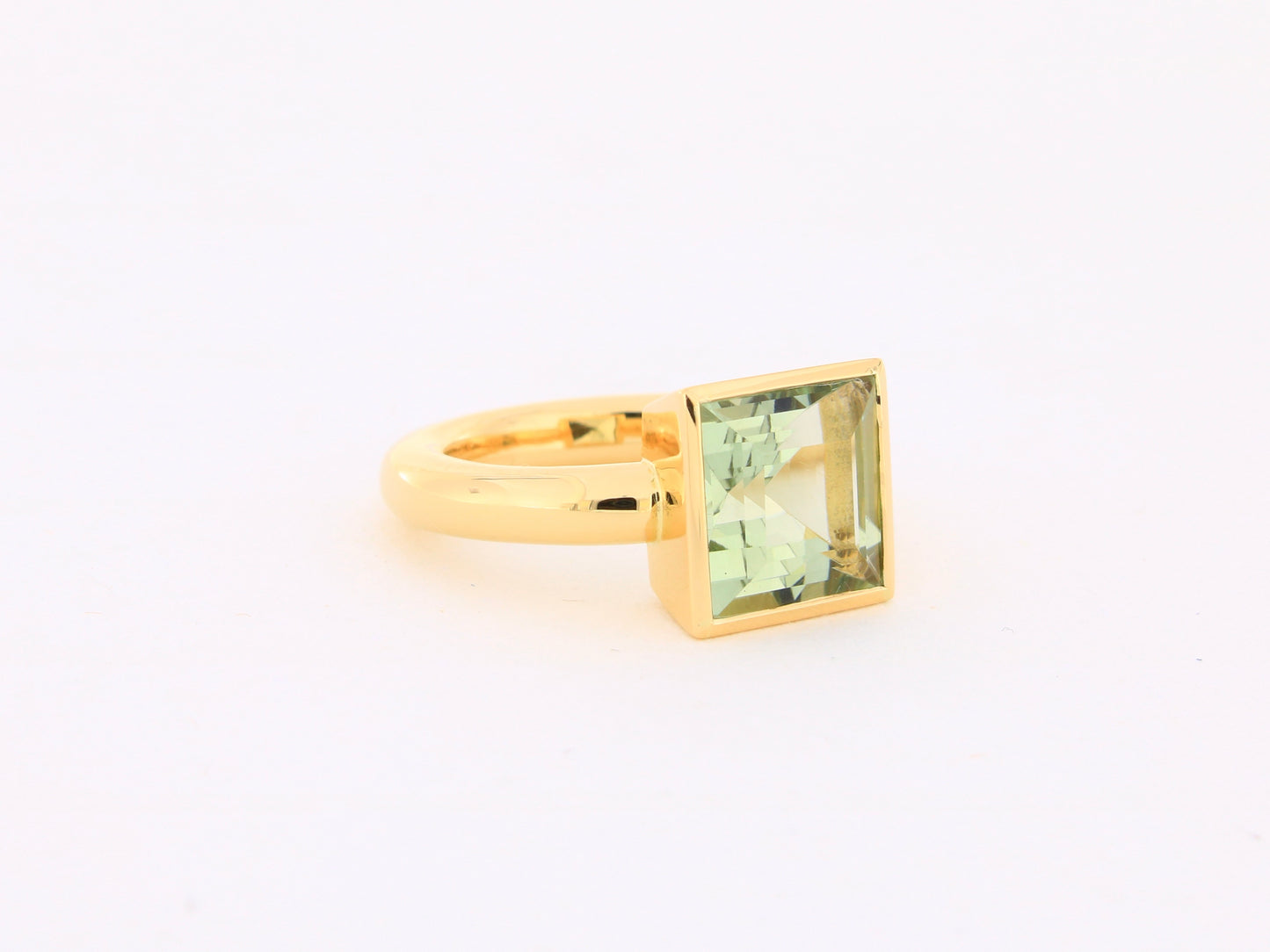 Ring in 18kt Gelbgold mit Prasiolith im Carréschliff