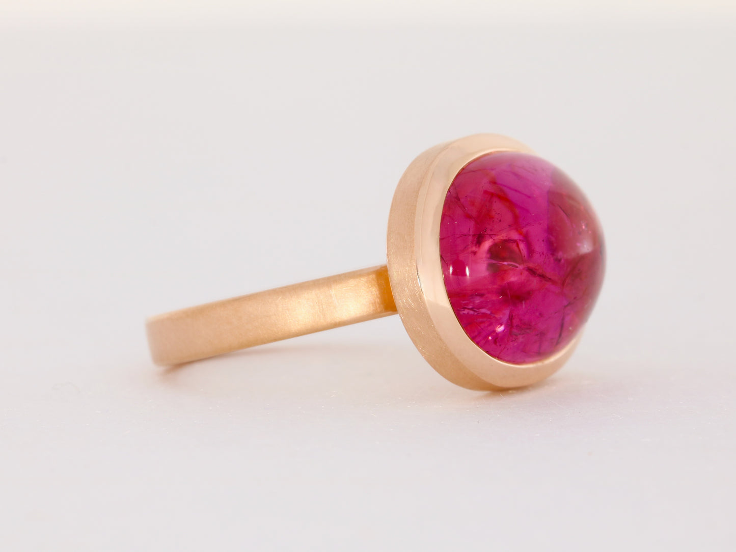Ring aus 18kt Rotgold mit einem rosa Turmalin Cabochon (oval)