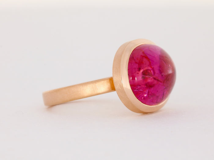 Ring aus 18kt Rotgold mit einem rosa Turmalin Cabochon (oval)