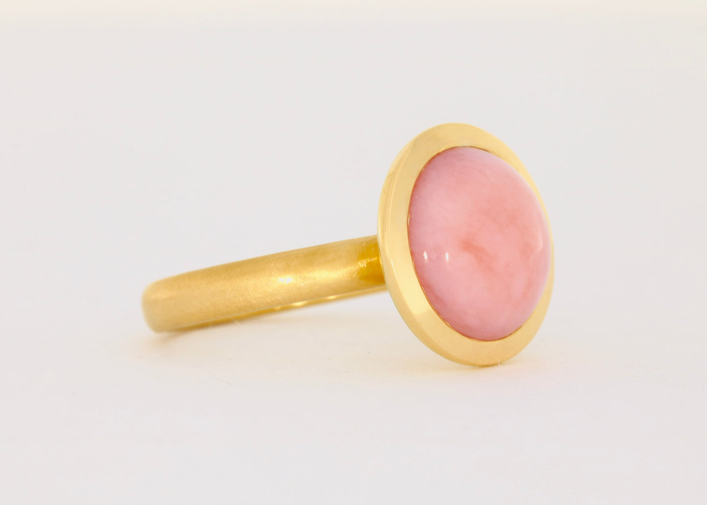 Ring aus 18kt Gelbgold mit einem runden Pinkopal Cabochon