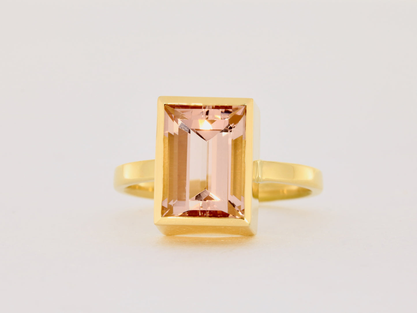 Ring aus 18kt Gelbgold mit einem Morganit im Baguetteschliff