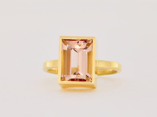 Ring aus 18kt Gelbgold mit einem Morganit im Baguetteschliff