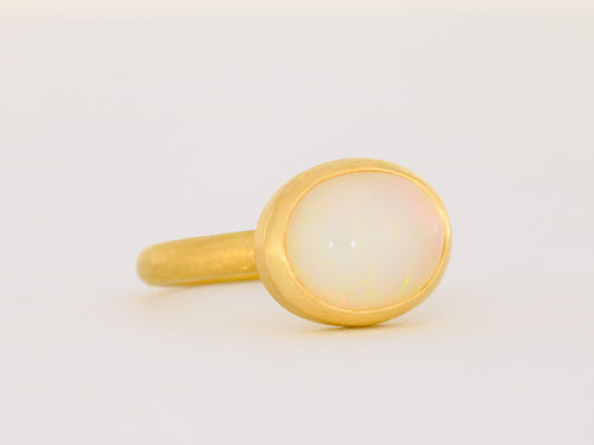 Ring aus 18kt Gelbgold mit einem ovalen Cabochon Opal