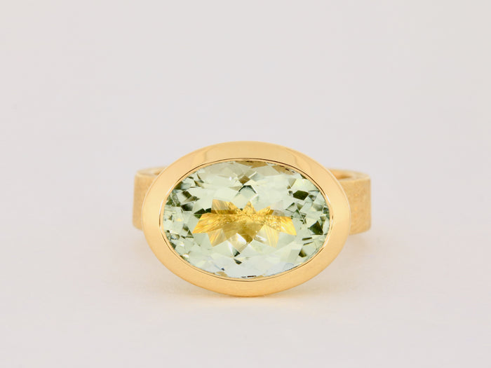 Ring aus 18kt Gelbgold mit einem oval-facettierten Prasiolit