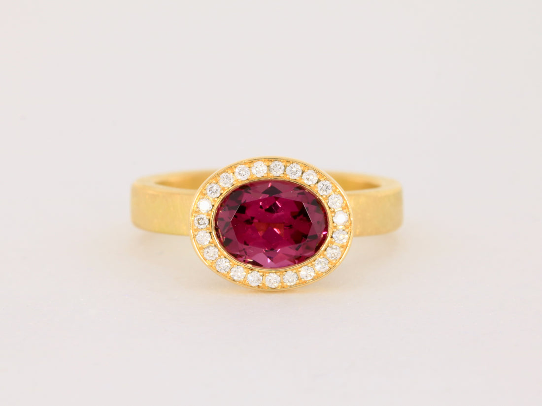 Ring aus 18kt Gelbgold mit einem Rhodolith Granat im Brillant Verschnitt